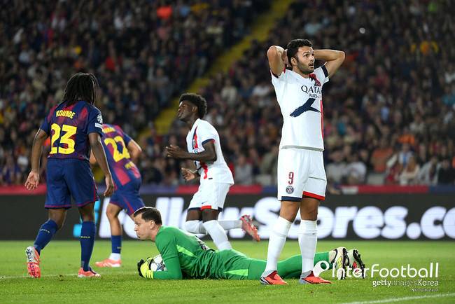 [UCL REVIEW] 골대 강타한 이강인 왼발 감아차기...'하무스 극장골' PSG, 바르셀로나에 2-1 역전승
