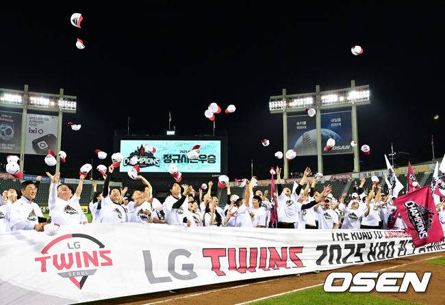 “직구 오면 홈런 또 맞겠더라” TV로 한화 끝내기 패배 보다. 염경엽 “SSG 정말 고맙다” [LG 우승]