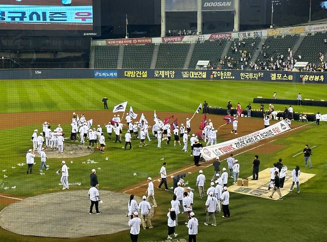최종전 패배 후 56분, 경기장을 떠나지 않은 3000여 명의 팬이 만든 기적 [IS 잠실]