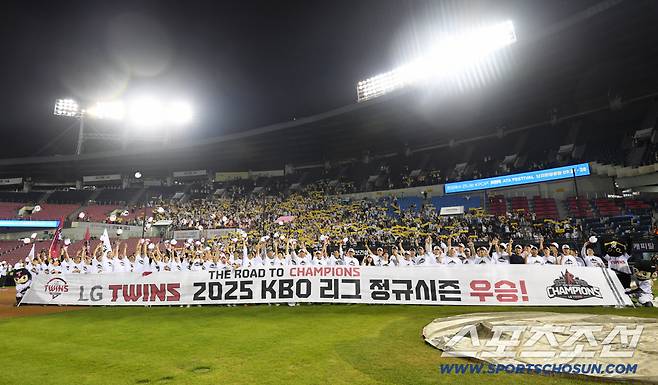 '드라마틱한 우승' 눈시울 붉힌 염경엽 감독 향해 샴페인 뿌린 김현수, 주장 박해민도 웃었다[잠실 현장]