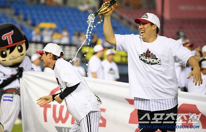 '드라마틱한 우승' 눈시울 붉힌 염경엽 감독 향해 샴페인 뿌린 김현수, 주장 박해민도 웃었다[잠실 현장]