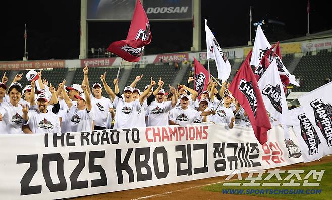 '드라마틱한 우승' 눈시울 붉힌 염경엽 감독 향해 샴페인 뿌린 김현수, 주장 박해민도 웃었다[잠실 현장]