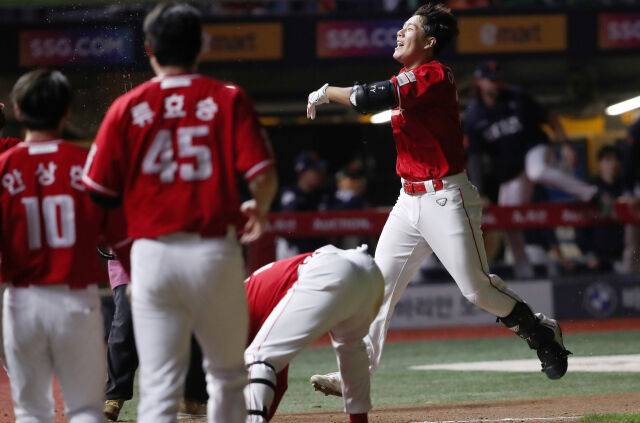 '한화 2위 확정, 김서현 충격 BSV' 지금까지 이런 끝내기 홈런 있었나, 19살 루키가 KBO 우승팀 결정했다…