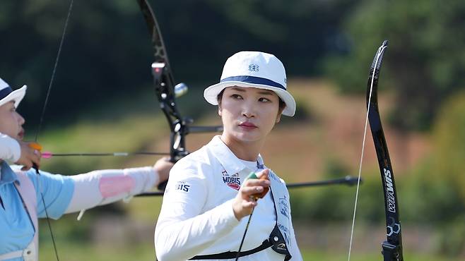 ‘이게 한국 양궁’ 김제덕, 예선 1위하고 32강서 탈락···정몽구배 대회, 안산·남수현도 고배