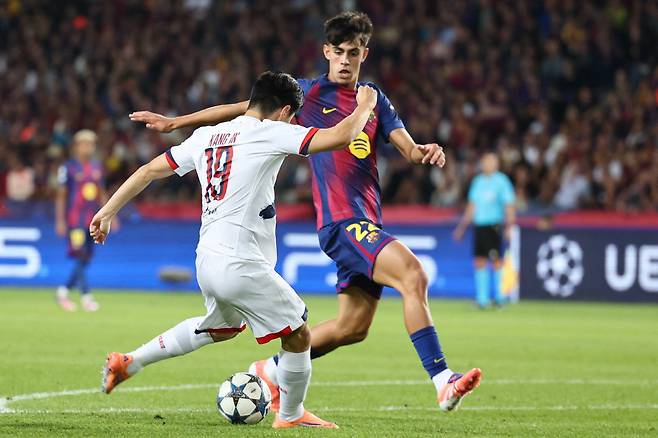 '천재' 이강인을 에워싼 7명의 바르셀로나 선수들…길이 남을 '축신짤' 생성→