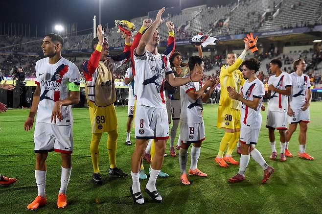'천재' 이강인을 에워싼 7명의 바르셀로나 선수들…길이 남을 '축신짤' 생성→