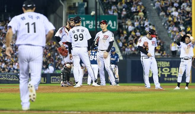 1위 LG의 가을 불펜 불안, ‘FA 52억’ 장현식 3분의1이닝 3실점… 한화 마무리 김서현도 붕괴