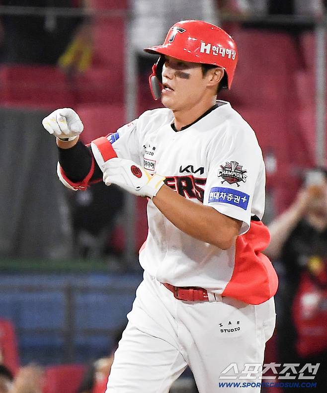 '와 215.9배 미쳤다' KIA 2군 선수의 기적, 유니폼 판매량 폭등…33홈런 외국인까지 밀어낼까
