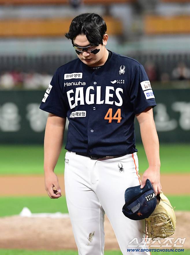 한화 울린 통한의 홈런...눈 감고 휘두를 게 뻔했는데, 김서현은 왜 한가운데 직구를 던졌을까