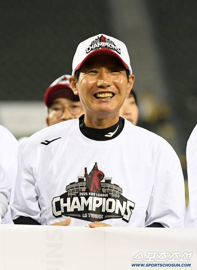 3위팀 감독도 힘 실어주는데…'역대 최초 역사' LG 감독 재계약, 여전히 신중한가