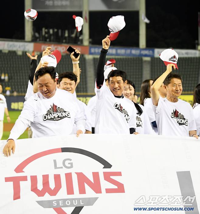 3위팀 감독도 힘 실어주는데…'역대 최초 역사' LG 감독 재계약, 여전히 신중한가