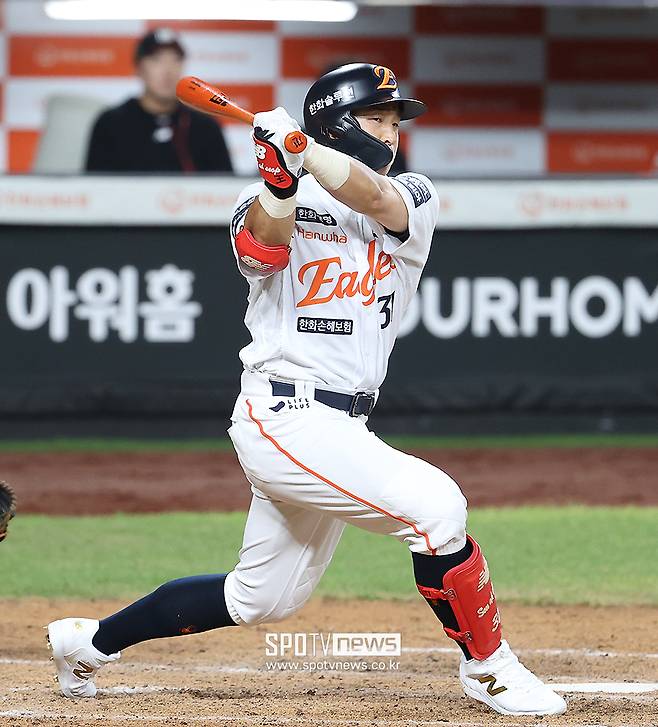 번트 실패→김경문 바로 교체… ‘한화 우승 히든카드’의 불완전연소, 지명권 생각 안 나게 할까