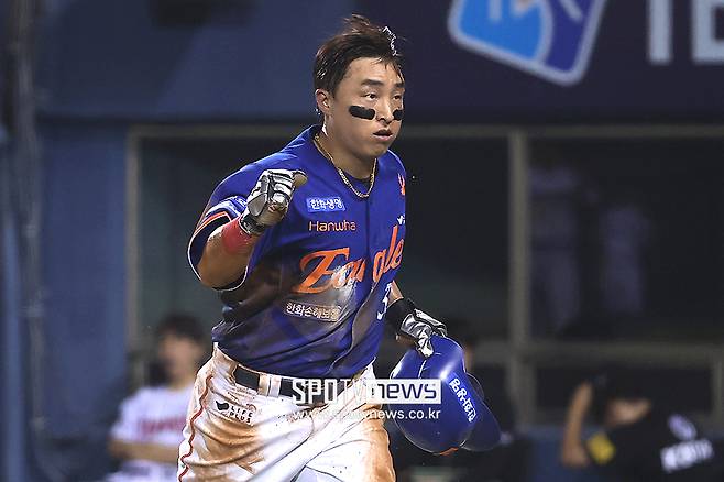번트 실패→김경문 바로 교체… ‘한화 우승 히든카드’의 불완전연소, 지명권 생각 안 나게 할까