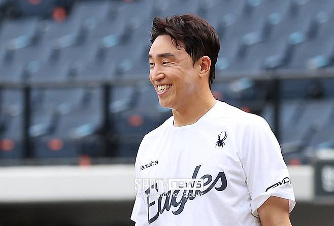 번트 실패→김경문 바로 교체… ‘한화 우승 히든카드’의 불완전연소, 지명권 생각 안 나게 할까