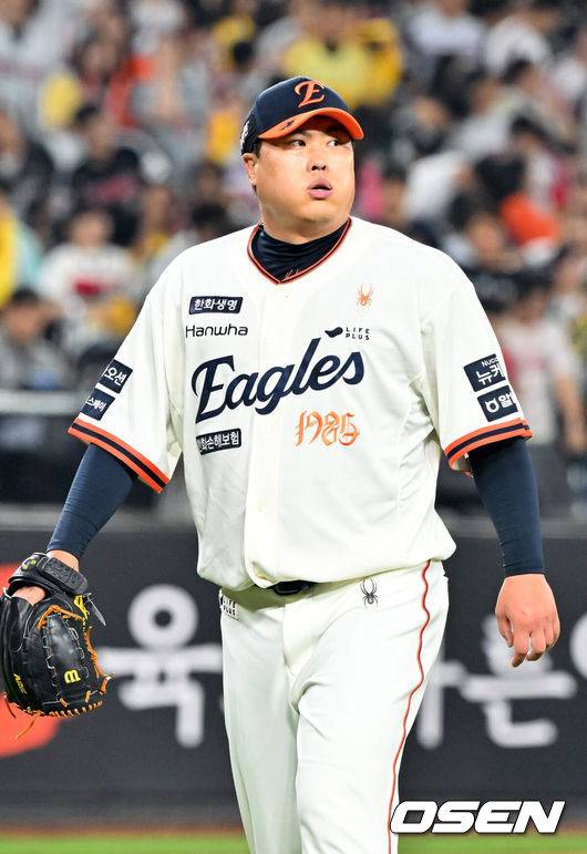 한화 1위 불발 충격파, 류현진 10승-규정이닝 다 포기하다니…1R 군필 유망주 '최종전 선발' 미래 투자