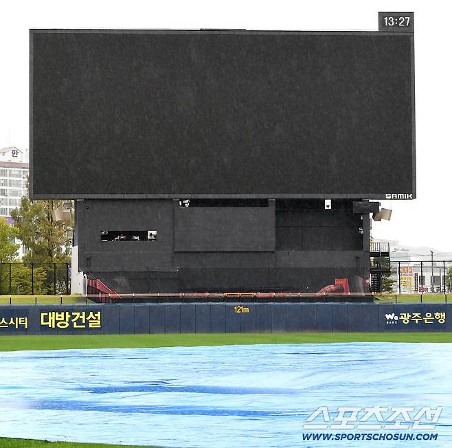 빗속 직관 대기, 삼성 팬들 뜨거운 팬심...광주 최종전 열릴 수 있나? [광주 현장]