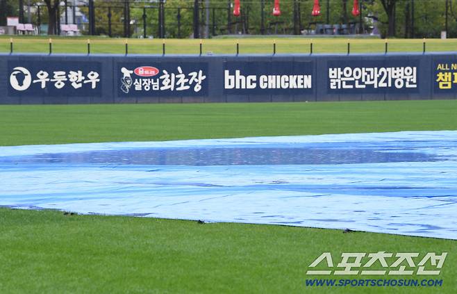 빗속 직관 대기, 삼성 팬들 뜨거운 팬심...광주 최종전 열릴 수 있나? [광주 현장]