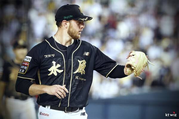 '불펜 등판→1일 휴식→7⅔이닝 무실점' 2,349일 만의 역투가 KT를 벼랑 끝에서 건졌다…5위 싸움, 4일까지 간다