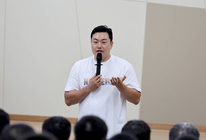 KBO 입단 노리는 최지만, 무릎 통증으로 입대 3개월 만에 전역...2027년부터 입단 가능