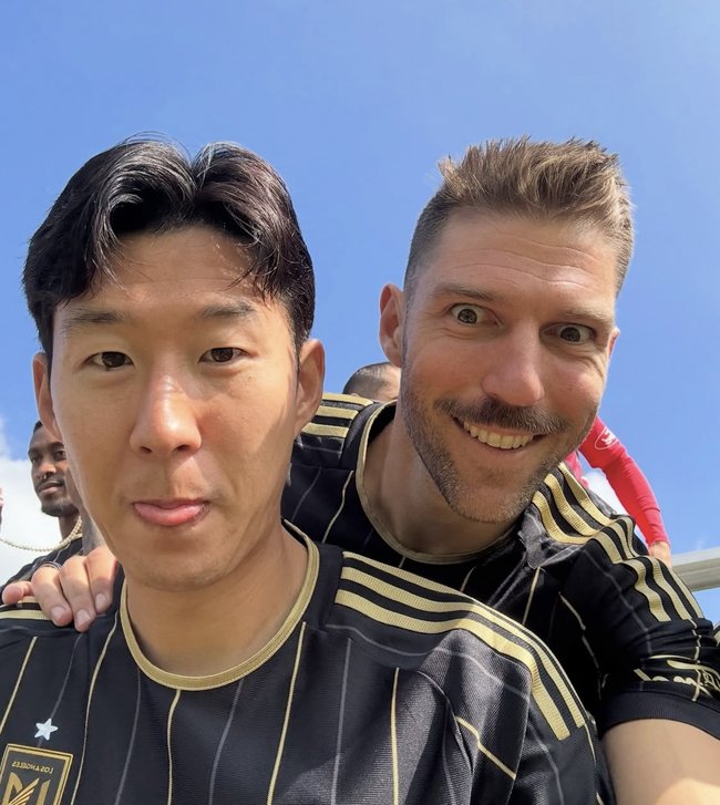 ‘이 정도면 LAFC 주장은 손흥민’…단체 기념 촬영 정중앙, 동료들 모두 쏘니만 찾는다