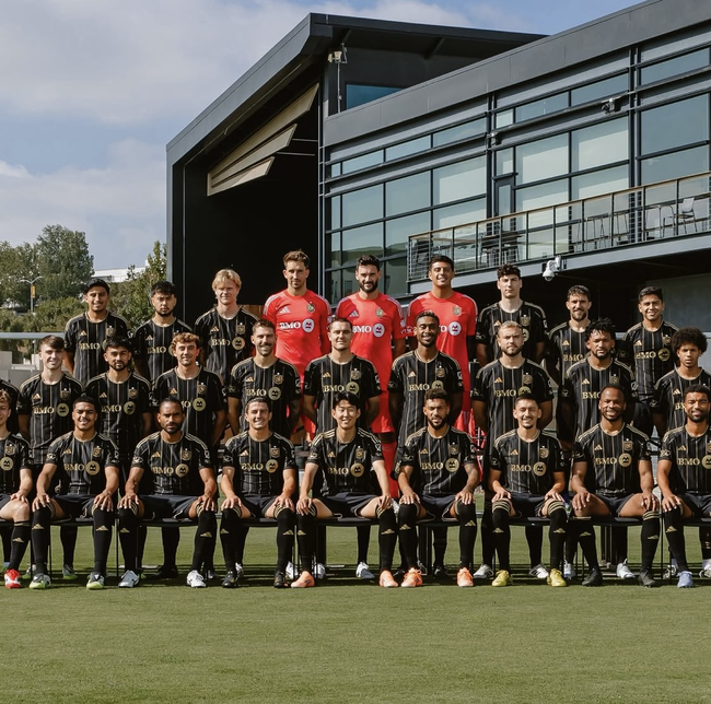 ‘이 정도면 LAFC 주장은 손흥민’…단체 기념 촬영 정중앙, 동료들 모두 쏘니만 찾는다