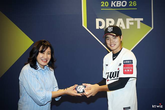 '불꽃야구' 스타가 계약금 8000만원에 KBO 입성…내년에 '4할 괴물' 선배와 공포의 내야진 만든다