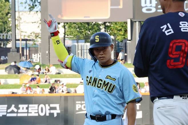 '불꽃야구' 스타가 계약금 8000만원에 KBO 입성…내년에 '4할 괴물' 선배와 공포의 내야진 만든다
