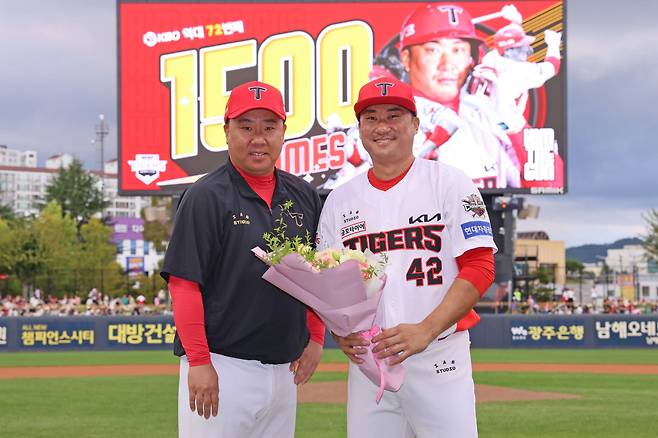 KIA 최종전, 안방마님 축하로 시작했다…김태군, 역대 72번째 1500경기 출전 시상식