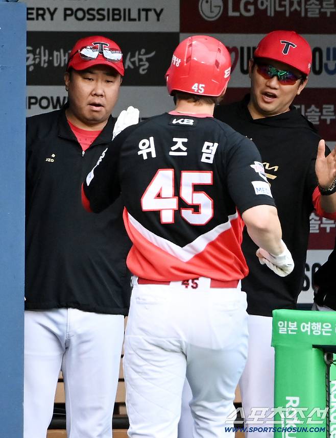 35홈런 치고 재계약 실패하나...0.236 타율보다 더 치명타가 있다, 위즈덤의 운명은