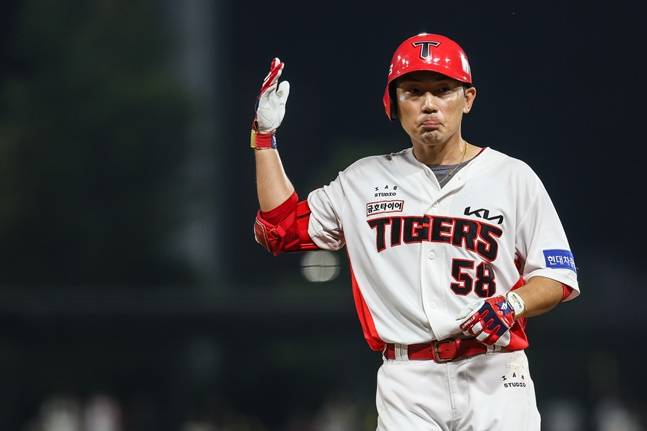 '고향 컴백 2년 만에...' MVP 서건창, KIA로부터 방출 통보... 김승현·박준표와 함께 웨이버 공시 [오피셜]