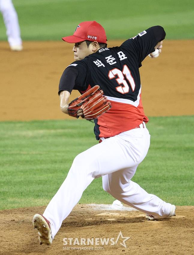 '고향 컴백 2년 만에...' MVP 서건창, KIA로부터 방출 통보... 김승현·박준표와 함께 웨이버 공시 [오피셜]