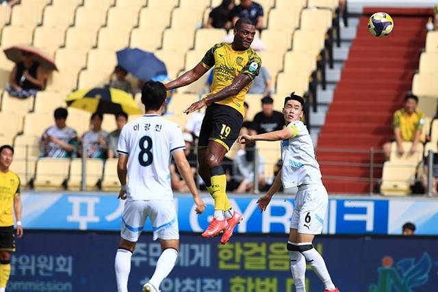 [BE.현장] 불안했던 전반, 폭발한 후반… 0-1→ 4-1 대역전승 연출한 전남의 골 폭격, 광양이 불탔다