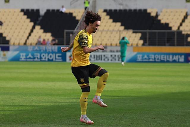 [BE.현장] 불안했던 전반, 폭발한 후반… 0-1→ 4-1 대역전승 연출한 전남의 골 폭격, 광양이 불탔다