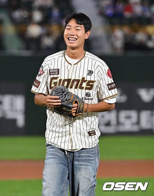 ‘돌직구에 김태형 깜짝’ 193cm 파이어볼러, 롯데와 2억7000만원 도장 쾅 “향후 선발로 성장 기대” [공식발표]