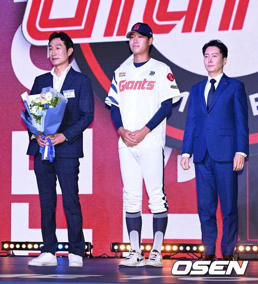 ‘돌직구에 김태형 깜짝’ 193cm 파이어볼러, 롯데와 2억7000만원 도장 쾅 “향후 선발로 성장 기대” [공식발표]
