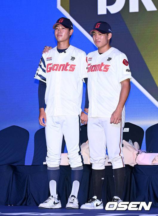 ‘돌직구에 김태형 깜짝’ 193cm 파이어볼러, 롯데와 2억7000만원 도장 쾅 “향후 선발로 성장 기대” [공식발표]