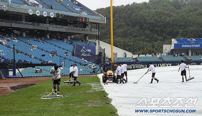 가을 야구 잔치를 시샘하는 비의 심술...삼성-NC전, 비로 인해 2시 개시 지연 [WC1 현장]