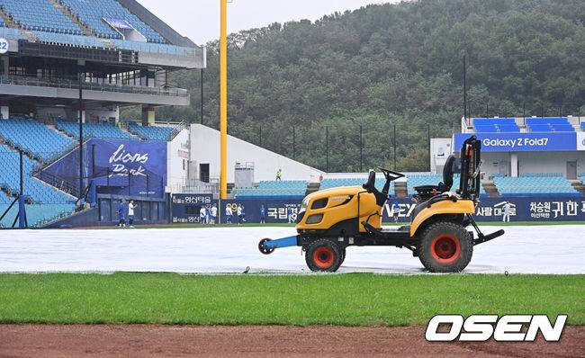 '그치지 않는 폭우' 관중은 입장했는데, 경기 개시 가능할까...와카 1차전 지연 개시 유력, '2시 40분 목표' [WC1]