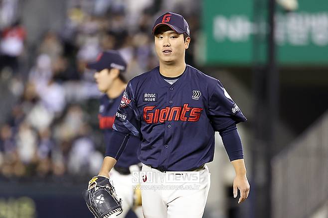 “재미있는 존재” 김성근 예언 그대로였나… 17년 만에 등장한 롯데 이 선수, 혹사 논란 잠재울까