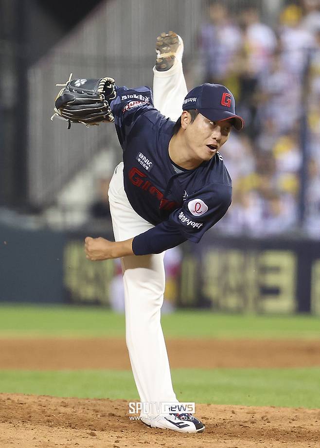 “재미있는 존재” 김성근 예언 그대로였나… 17년 만에 등장한 롯데 이 선수, 혹사 논란 잠재울까