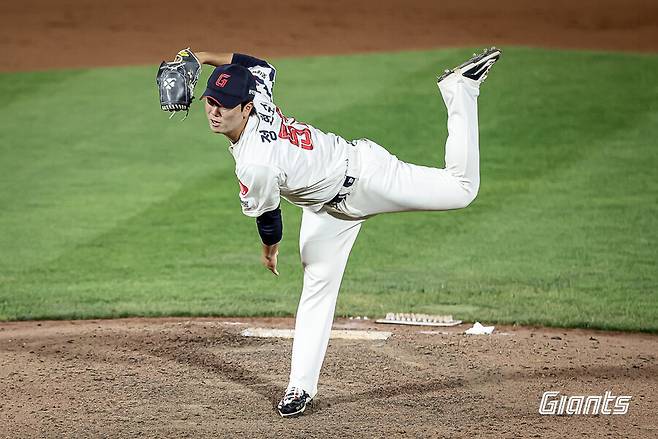 “재미있는 존재” 김성근 예언 그대로였나… 17년 만에 등장한 롯데 이 선수, 혹사 논란 잠재울까