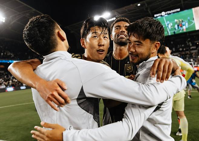 결정적 기회 '노 골'→웃어넘긴 손흥민, 감동 동료 찬사