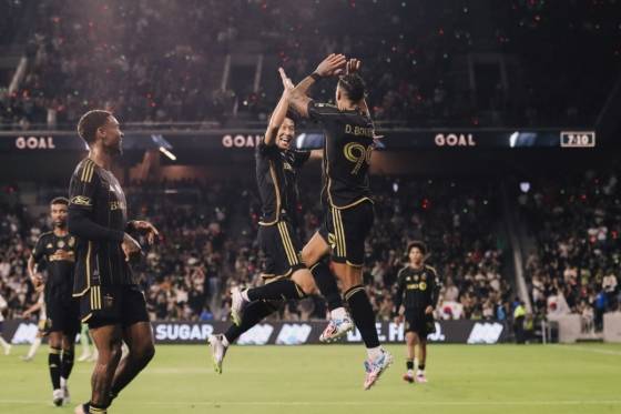 결정적 기회 '노 골'→웃어넘긴 손흥민, 감동 동료 찬사