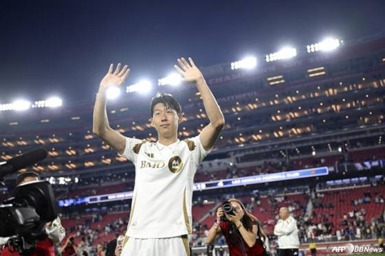 결정적 기회 '노 골'→웃어넘긴 손흥민, 감동 동료 찬사