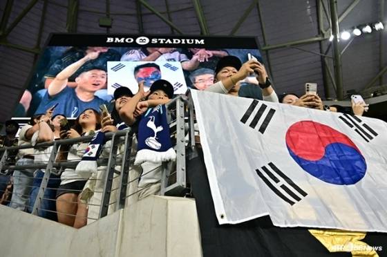 결정적 기회 '노 골'→웃어넘긴 손흥민, 감동 동료 찬사