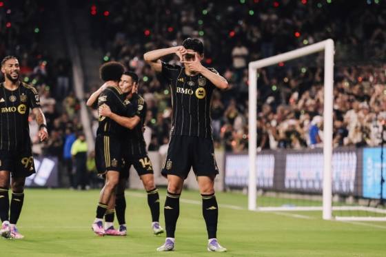 결정적 기회 '노 골'→웃어넘긴 손흥민, 감동 동료 찬사