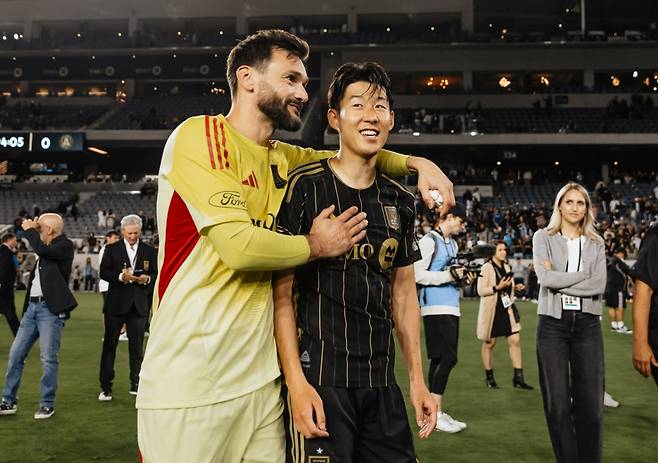 결정적 기회 '노 골'→웃어넘긴 손흥민, 감동 동료 찬사