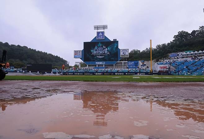 경기 시작 5분 남기고 방수포 설치…라팍 장대비 비극, WC 2차전 지연 개시