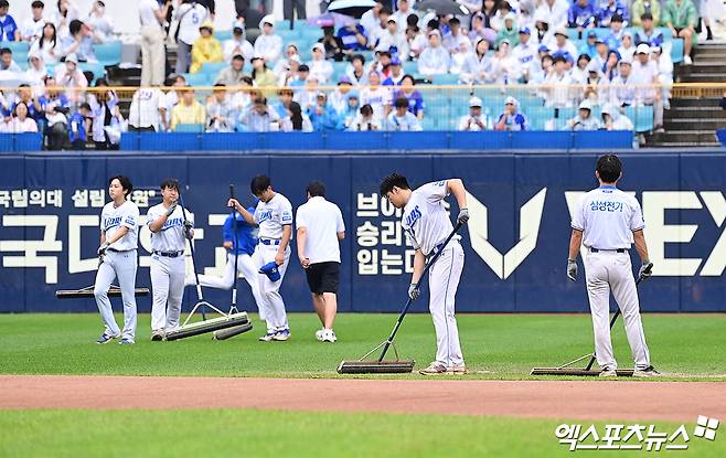 '매진인데 야구해야지' 비 그친 라팍, 대형 방수포 걷었다→WC 2차전 '2시45분' 지연 개시 예정 [WC2 현장]