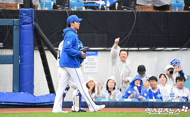 '매진인데 야구해야지' 비 그친 라팍, 대형 방수포 걷었다→WC 2차전 '2시45분' 지연 개시 예정 [WC2 현장]